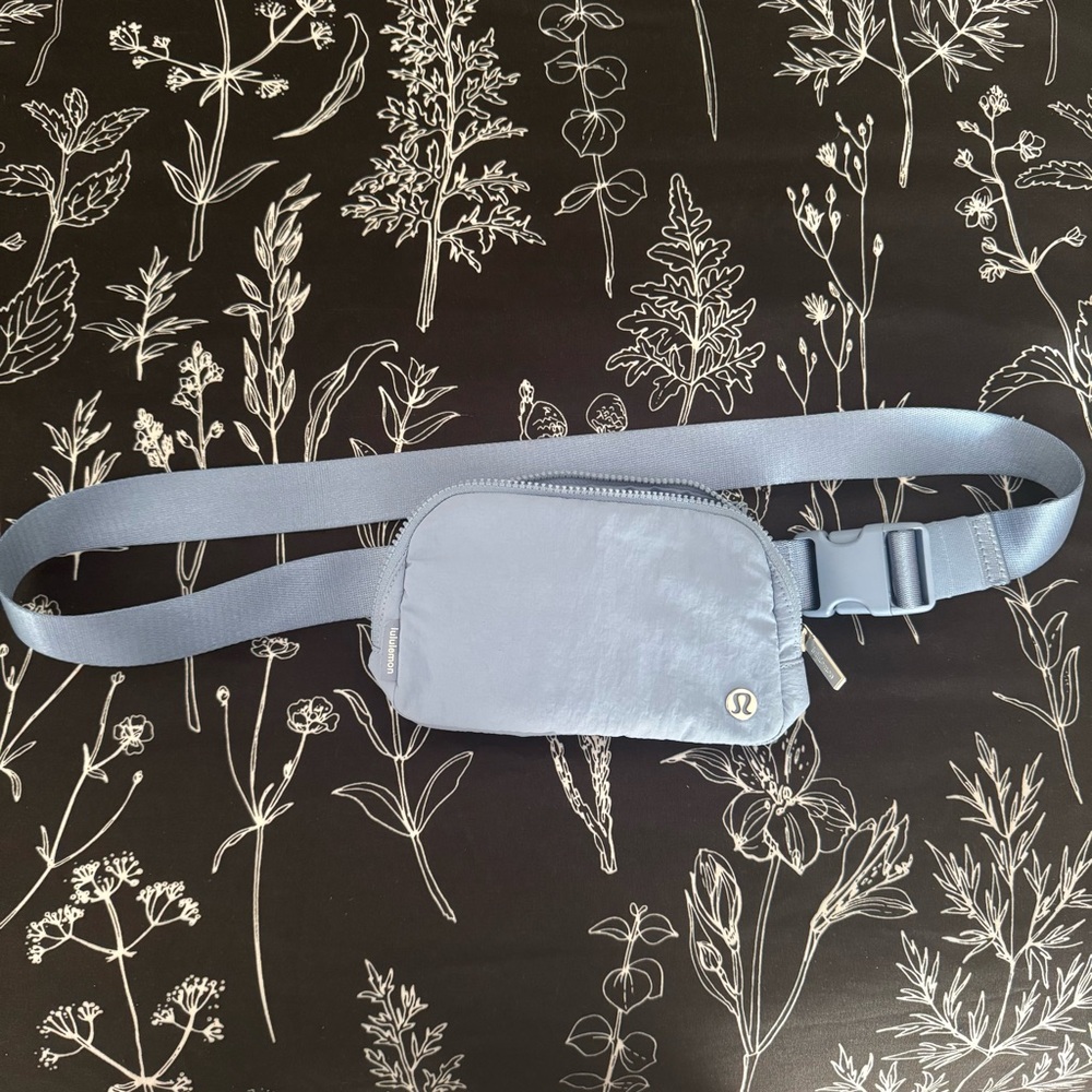 NWOT Lululemon Everywhere Belt Bag - Picture 8 of 8